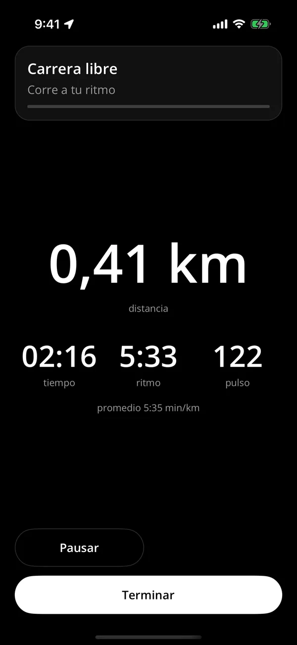 Pantalla de carrera en curso con distancia, tiempo y ritmo