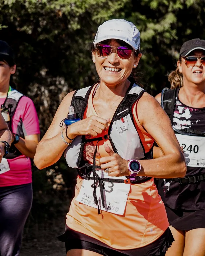 Corredoras sonriendo durante una carrera